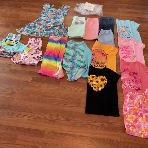 **SOLD ** Colorful Kids Clothing Bundle - Picture 12 of 16